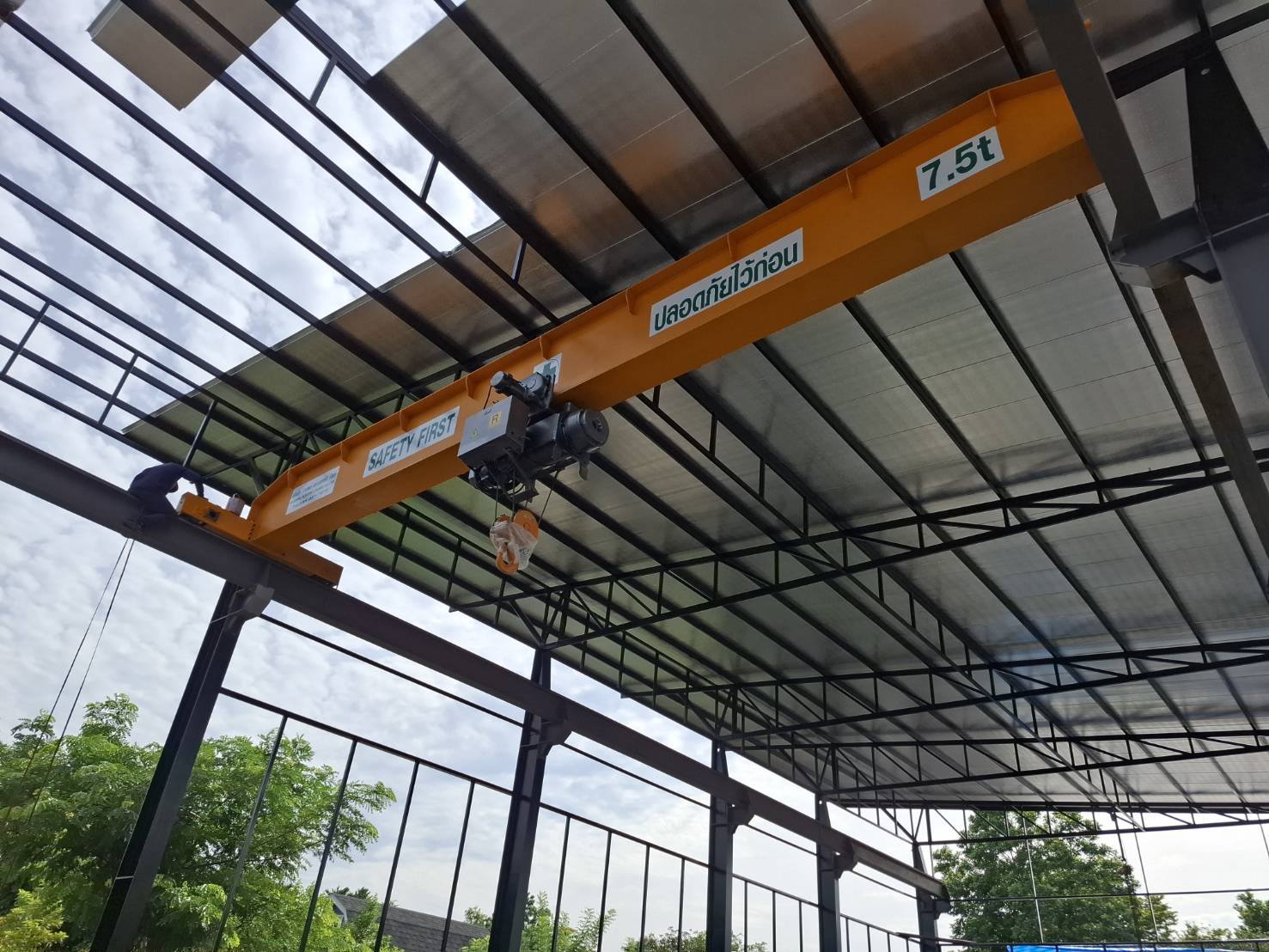 งานติดตั้งเครนไฟฟ้า 7.5 ตัน